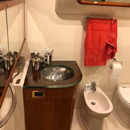 Botel Yacht “lady In Red”