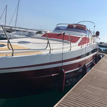 Yacht “lady In Red” *